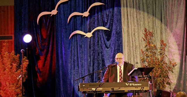 Der Showpianist Waldemar Grab begeiste... der Gemeindehalle Efringen-Kirchen.    | Foto: Wolfgang Hferlin