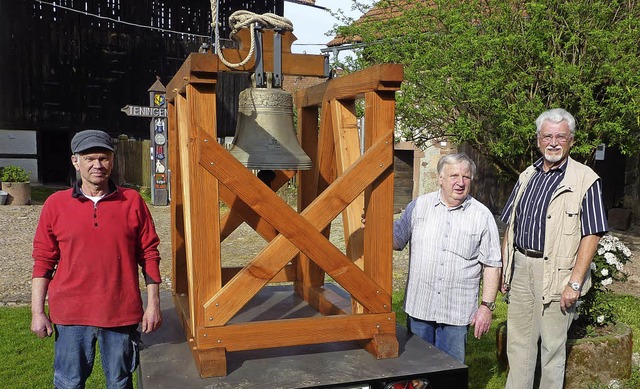 Die Sponsoren Ernst Menton (links) und...imatverein mit der nun mobilen Glocke.  | Foto: Karlernst Lauffer