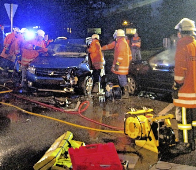 Auf sie ist Verlass: Efringen-Kirchene...erwehrleute im Einsatz bei Kleinkems.   | Foto: polizei