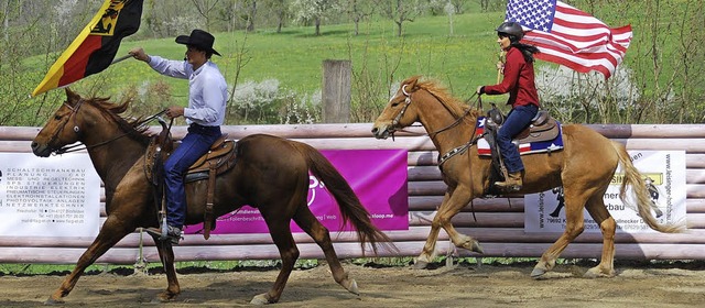 Spektakulrer Auftakt: Fahnenschwenken...uarterhorse-Hengsten durch die Arena.   | Foto: Edgar Steinfelder