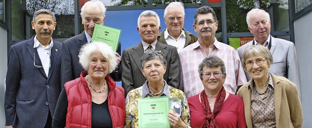 Schwarzwaldverein Offenburg (untere Re...oto erhielten das Wanderehrenzeichen.   | Foto: ullmann