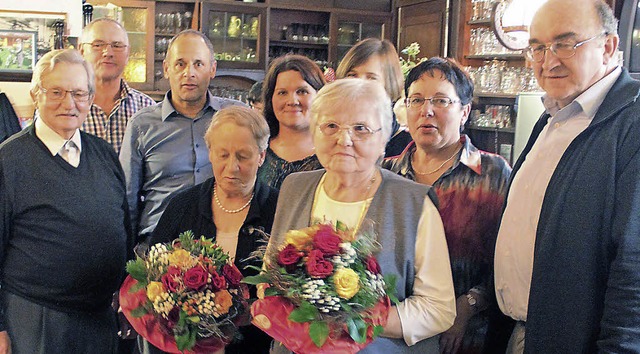 Mitglieder des Kirchenchors St. Johann...erdiente Mitglieder aus ihren Reihen.   | Foto: privat