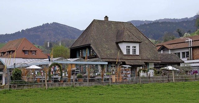 Das  Schwarzwaldhaus der Grtnerei Rom... etwa die benachbarte  Eichberghalle.   | Foto: Frank Kiefer