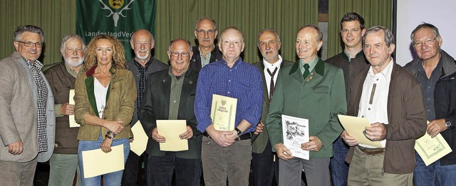 Kreisjgermeister Frank Waibel (links)...  27 Mitglieder fr langjhrige Treue.  | Foto: Gabriele Zahn