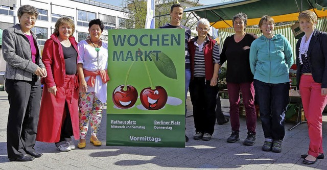 Gisela Krenzlin (Stadtverwaltung), And...WWT) stellen die neue Werbetafel vor.   | Foto: WWT