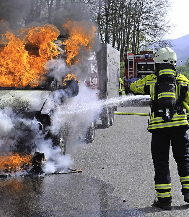 Ein Transporter, der  in Flammen aufgi... von der Feuerwehr Mllheim gelscht.   | Foto: Mnch