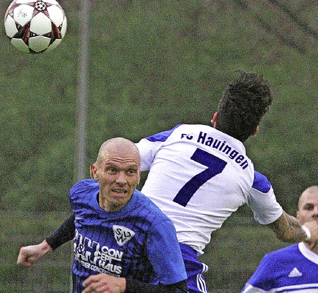 In luftiger Hhe: Der Weiler Heiko Sch...hse (FC Hauingen) beim Kopfballduell.   | Foto: Konzok