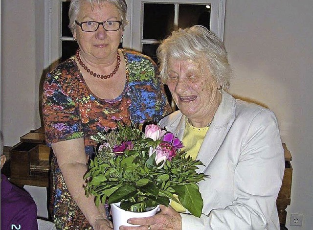 Gerlinde Gerspach (links) gratuliert Mundartdichterin Erna Jansen.   | Foto: Erhard Schpflin