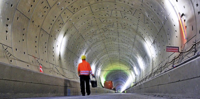 Beton, so weit das Auge reicht: ein Blick in den Rohbau des Katzenbergtunnels.  | Foto: dpa
