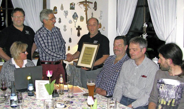 Bergfreunde-Vorstand Norbert Hinderle ... (3. von rechts) als neuer Httenwart.  | Foto: M. Lange