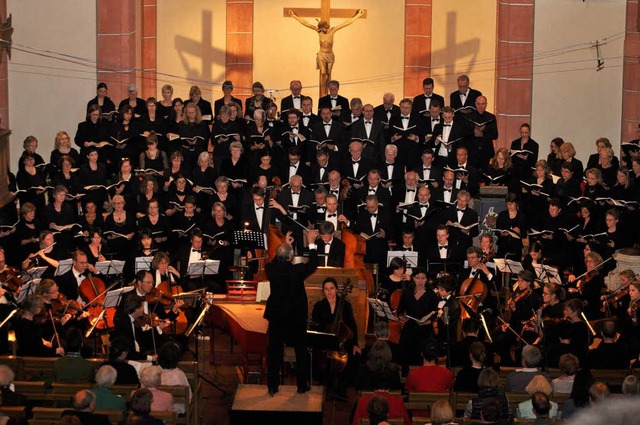 180 Snger und Musiker fhrten unter L...passion von Johann Sebastian Bach auf.  | Foto: Kai Kricheldorff