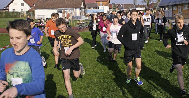 Jede Runde zhlt: Schwanauer Schler beim Sponsorenlauf   | Foto: Schule