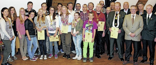 Die geehrten Sportler nach der Ehrung ...r (Vierter von rechts). Bild. D. Maier  | Foto: Dagobert Maier