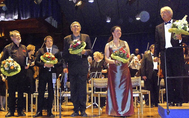 Blumen gab es fr den  Leiter des Coll...hill sowie Dirigent Uwe Mller-Feser.   | Foto: Bianca Flier