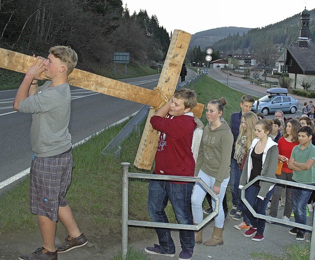 Rund 35 Kilogramm wog das Holzkreuz, d...ils zu zweit durch St. Blasien trugen.  | Foto: Christiane Sahli