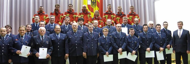 In ihrer Hauptversammlung ehrte die Fe... befrderte zahlreiche Feuerwehrleute.  | Foto: claudia mller