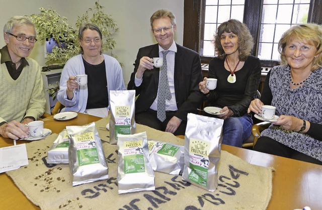 Hoch die Tassen (von links): Guntram E...h testen den fairen Kaffee aus Wiwil.  | Foto: Michael Bamberger