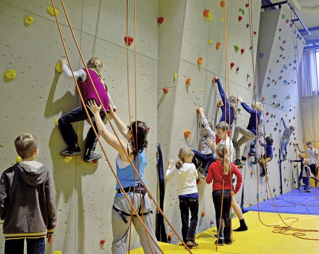 Ran an die Wand! Friedrich-Gymnasiasten knnen nun klettern.  | Foto: privat