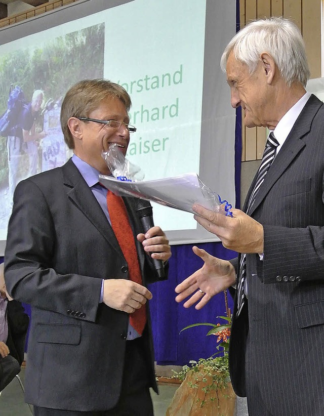 Brgermeister Wiener (links) gratuliert Gerhard Kaiser.  | Foto: privat