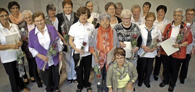 Sie waren seit der Geburtsstunde des Vereins vor 40 Jahren mit dabei: 19 Frauen   | Foto: verena wehrle