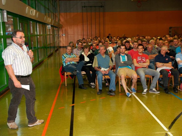 Buchenbachs Feuerwehrkommandant Lothar...alle den Rcktritt von seinen mtern.   | Foto: Andreas Peikert/Markus Donner