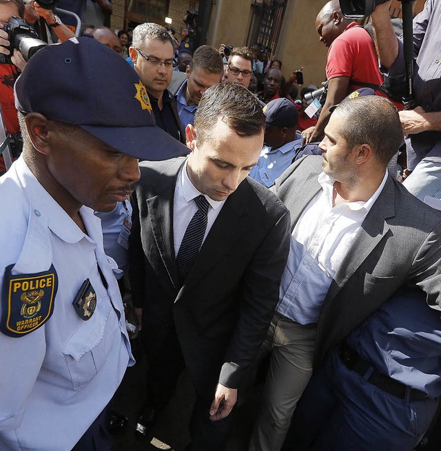 Oscar Pistorius verlsst am Dienstag den Gerichtssaal.  | Foto: dpa