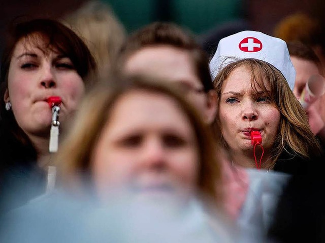 Pflegekrfte protestieren fr eine bessere Bezahlung.  | Foto: dpa