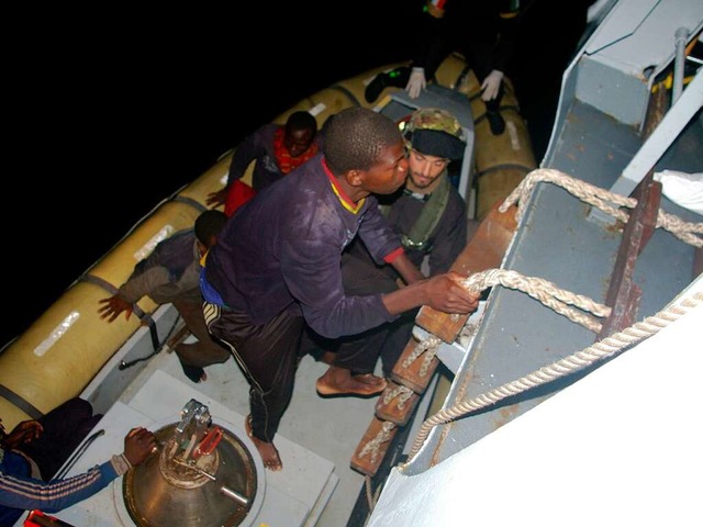 Immer wieder kommen neue Boot an.  | Foto: AFP
