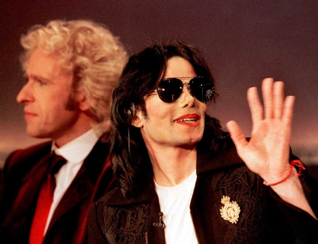 Viele Promis waren in der Show zu Gast...;King of Pop&#8220;, Michael Jackson.   | Foto: dpa