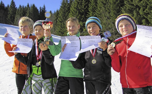 Die glcklichen Gewinner zeigen ihre Medaillen und Pokale.   | Foto: privat