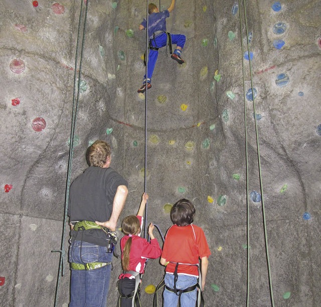 Sandra steht bei Bernd Brenner. Sie sichert den Jungen in der Kletterwand.  | Foto: privat