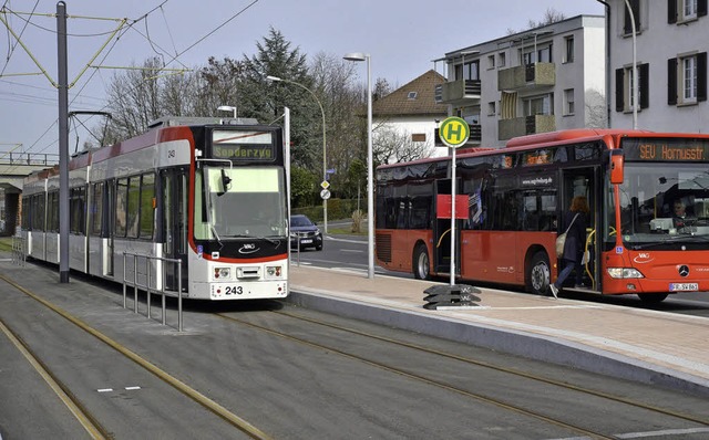 Eine Straenbahn und ein Bus der Freiburger VAG.   | Foto: Bamberger