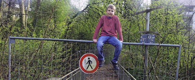 ZIsch-Reporter Konstantin Marquardt au...ie den Zugang auf den Steg verbietet.   | Foto: privat