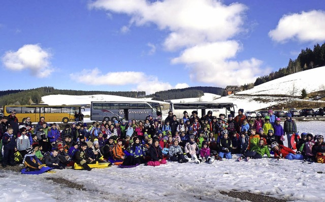 Eins, zwei, drei<ppp></ppp>  ganz sch...schule Glottertal zum Wintersporttag.   | Foto: privat