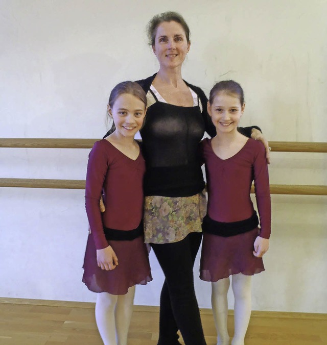 Drei Primaballerinas: Clara Ogon und C... ihrer Ballettlehrerin Ute Anna Hack.   | Foto: privat