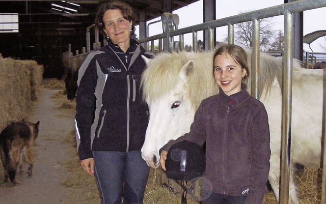 Annalena Heck, Christine Bhler und ein Islandpferd.   | Foto: privat