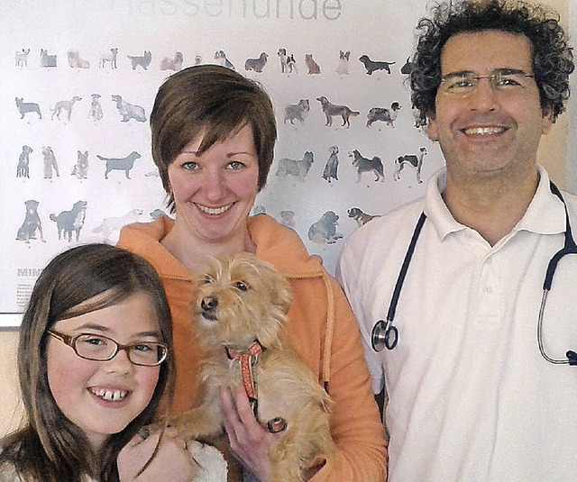Emma  Eisenberg, Janine Werner und Tierarzt Dr. Al-Ghobainy   | Foto: privat