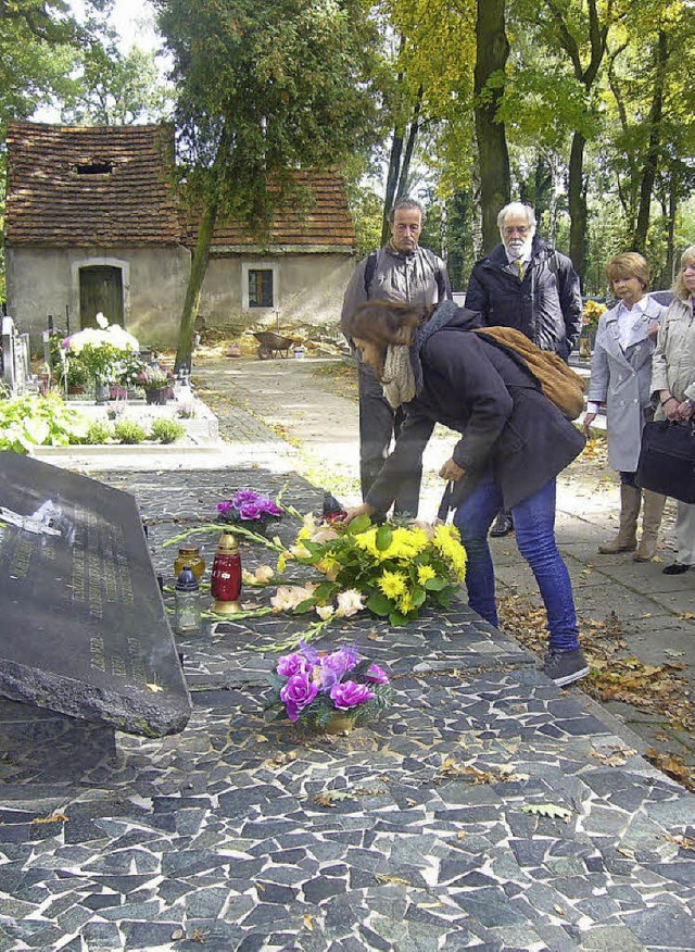 Im Oktober waren Gundelfinger Schler ... der Opfer des Krieges Blumen nieder.   | Foto: Privat