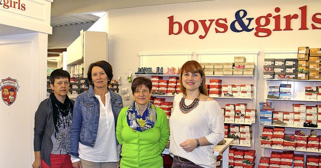 Hilde Bcherer, Filialleiterin Lena Hu...s Shop innerhalb von Outlet Schuhwelt.  | Foto: Gerda Oswald