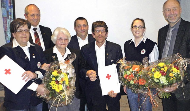 Langjhrige aktive Mitglieder ehrten d...gt es Anneliese Stumpf (3. von links).  | Foto: Privat