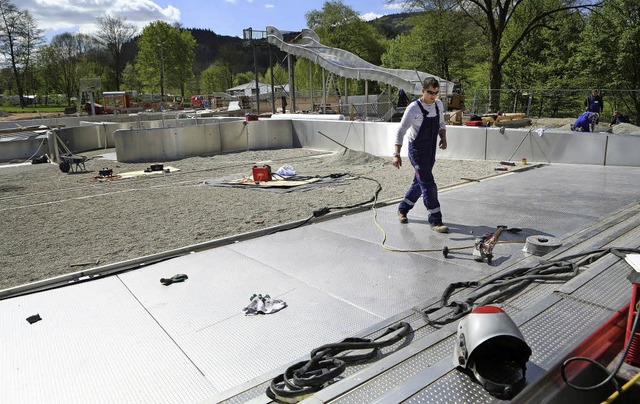 Die Rutsche steht, der Boden wird geschweit, das Becken ist fast fertig.   | Foto: christoph breithaupt