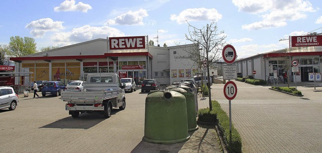 Der Rewe-Markt in Btzingen soll nach ...Einzelhandel nicht zulssig sein soll.  | Foto: horst david
