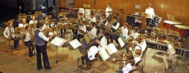 Die gemeinsame Jugendkapelle der Musik...ern in der Aula des Faust-Gymnasiums.   | Foto: Manfred Burkert