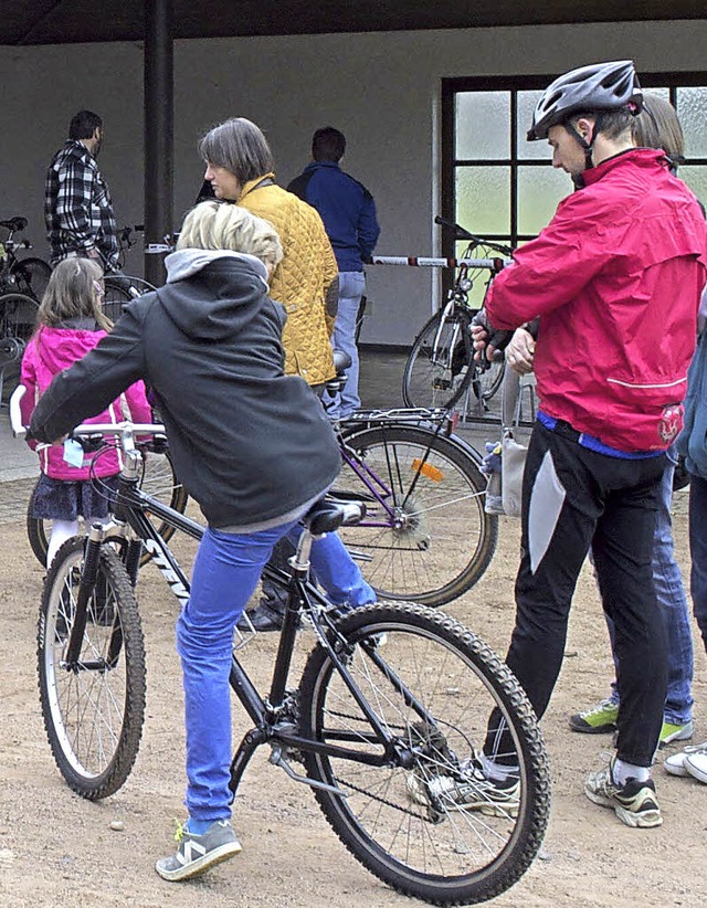 Auch Schlange stehen mussten die Kufer beim Gebrauchtfahrradmarkt in Husern.   | Foto: B. Weber