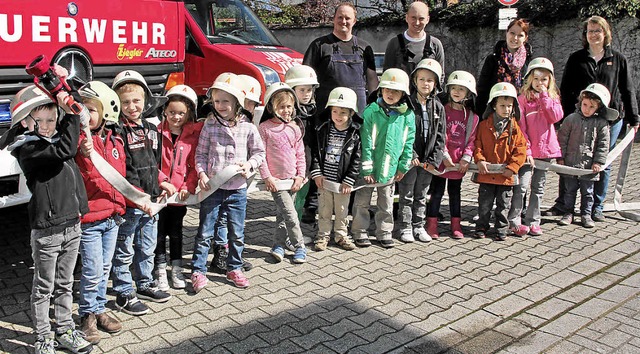 Die Vorschler des Kindergartens St. J...n Tag bei der Feuerwehr  Oberrotweil.   | Foto: herbert trogus