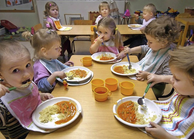 Viele hungrige Mulchen sind zu stopfe...er Ganztagesbetreuung im Kindergarten.  | Foto: Dpa