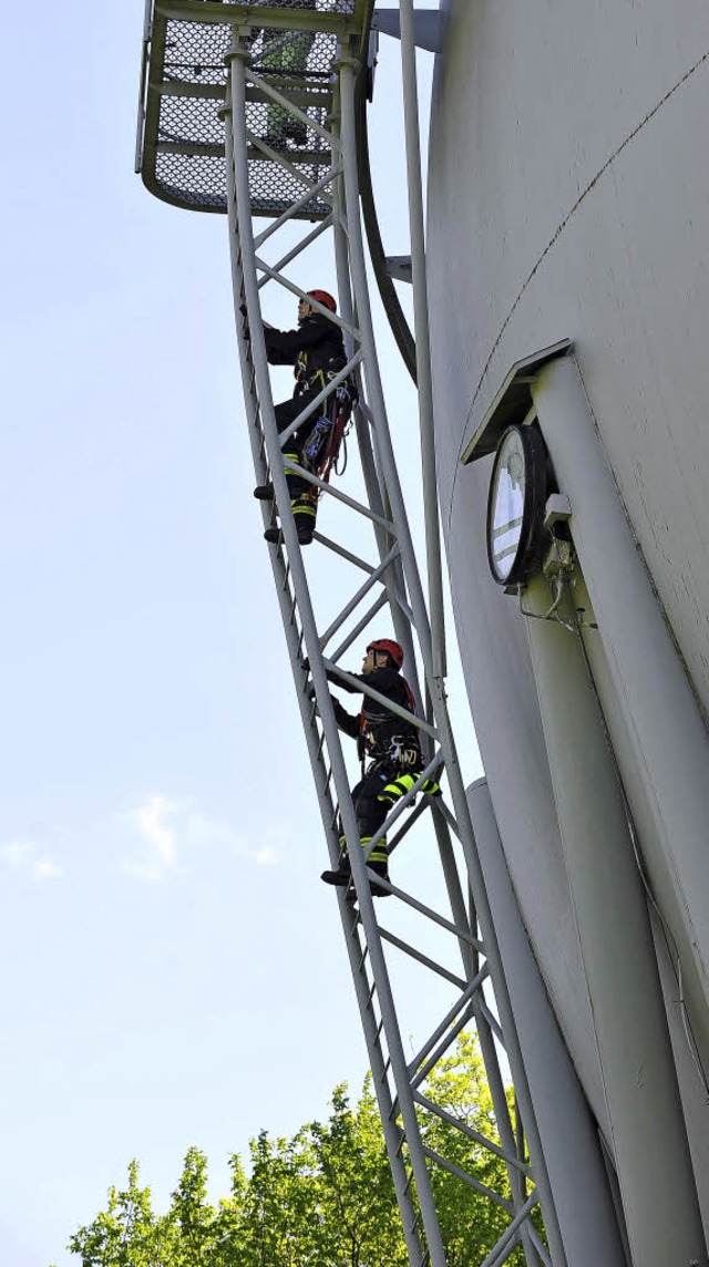 17 Meter geht&#8217;s hinauf, und zwar auf einer auf wackeligen Leiter.  | Foto: Rita Eggstein