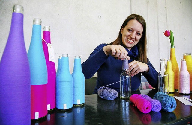 Annika Burg verwandelt Weinflaschen in Deko-Artikel.   | Foto: Sandra Decoux-Kone