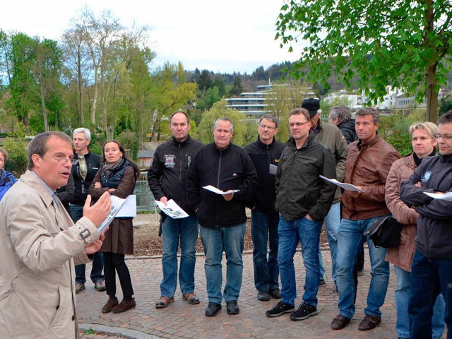Klaus Eberhardt (links) erklrt beim R...die Probleme bei der Stadtentwicklung.  | Foto: Jannik Schall