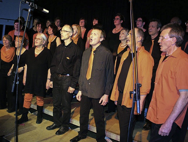 Eine tolle Show und starken Gesang lie... rappelvollen Brgersaal in Bleibach.   | Foto: Karin Heiss